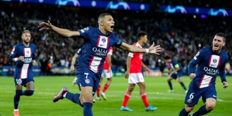 Trận đấu thu hút hơn 45.000 khán giả tại sân Parc des Princes